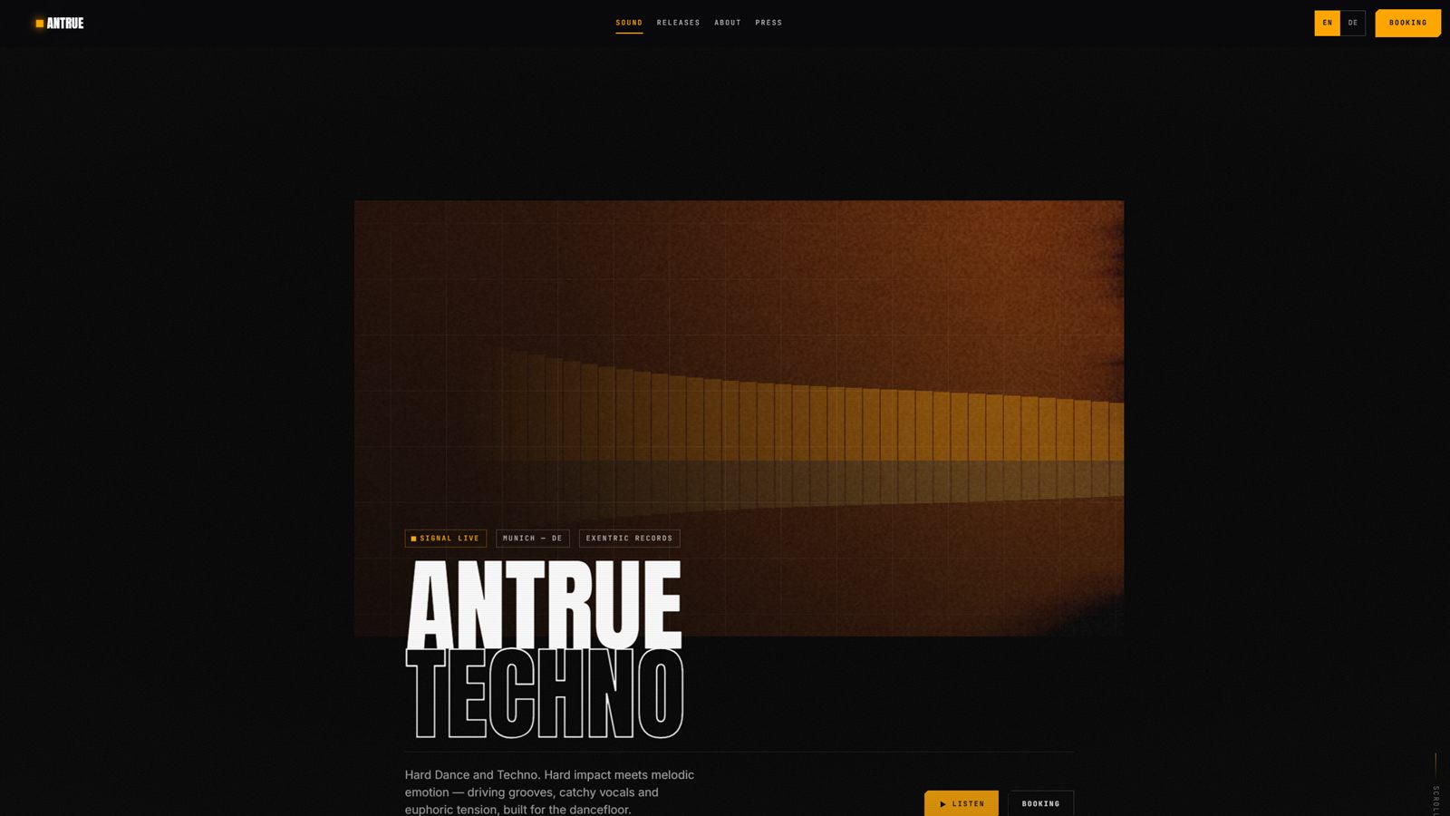 Startseite von antruemusic.com: schwarzer Auftritt mit oranger Wortmarke, Frequenz-Visualizer und dem Schriftzug ANTRUE TECHNO.