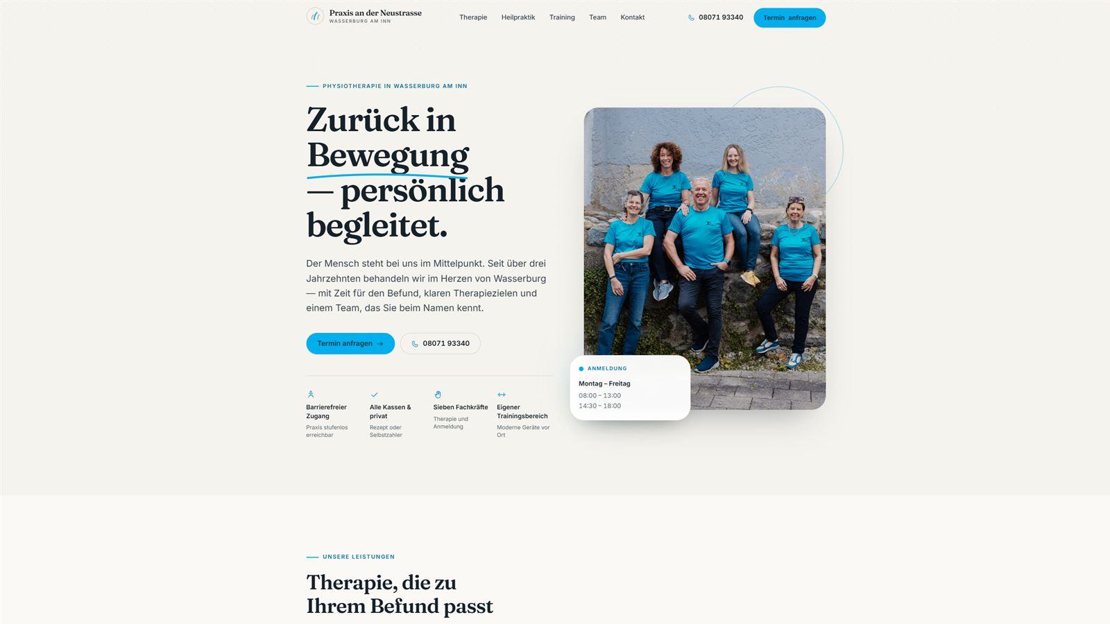 Startseite der Praxis an der Neustrasse: heller Auftritt mit der Überschrift „Zurück in Bewegung“ und einem Teamfoto der Physiotherapeutinnen und -therapeuten.